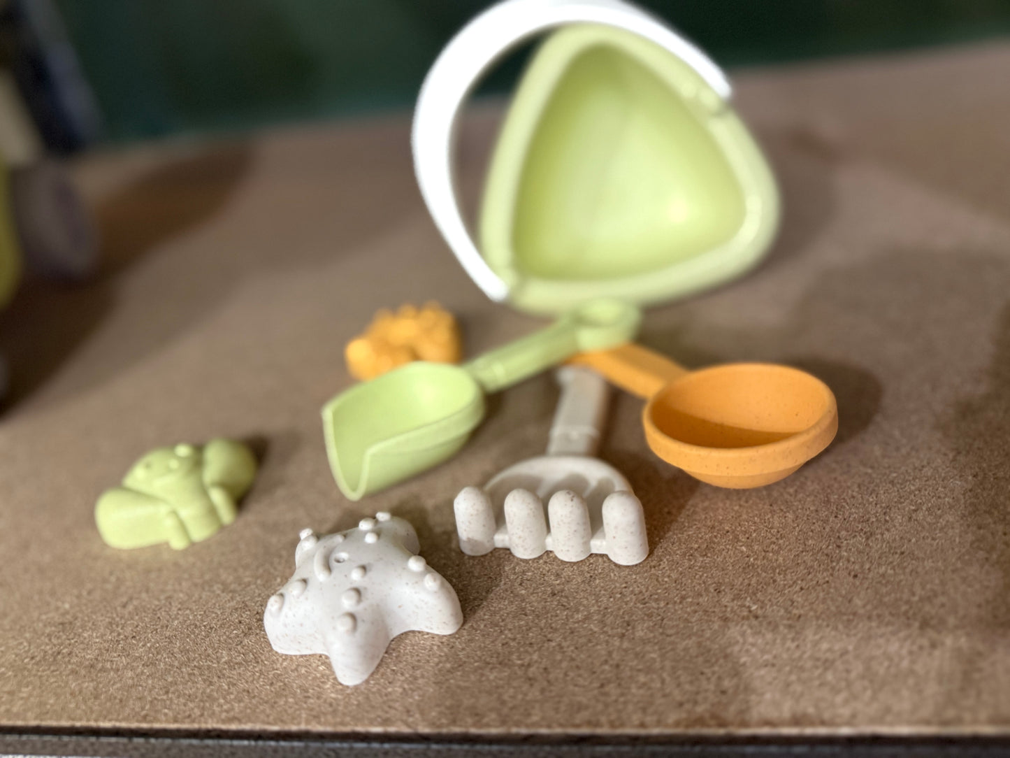 Beach Set with Scoops and Mold (7 pieces) - Wheat Straw