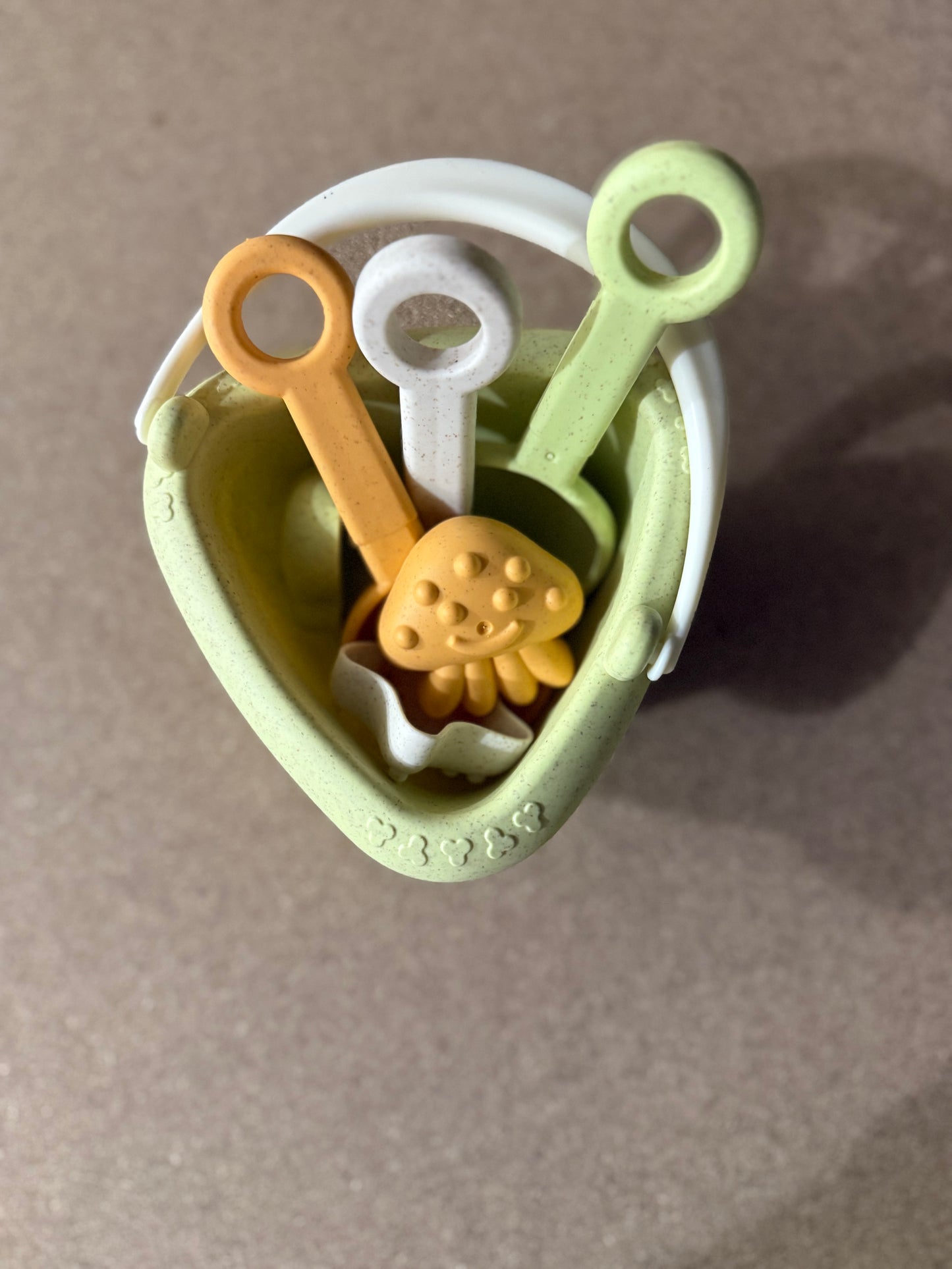 Beach Set with Scoops and Mold (7 pieces) - Wheat Straw